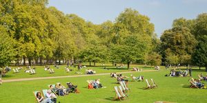 Mensen zitten in strandstoelen in het Londense St James Park