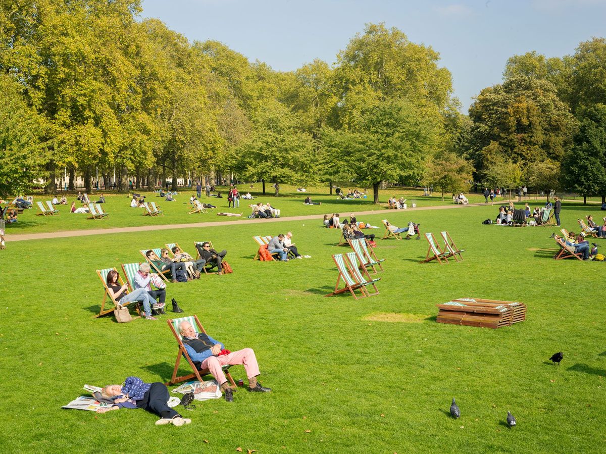 Mensen zitten in strandstoelen in het Londense St James Park