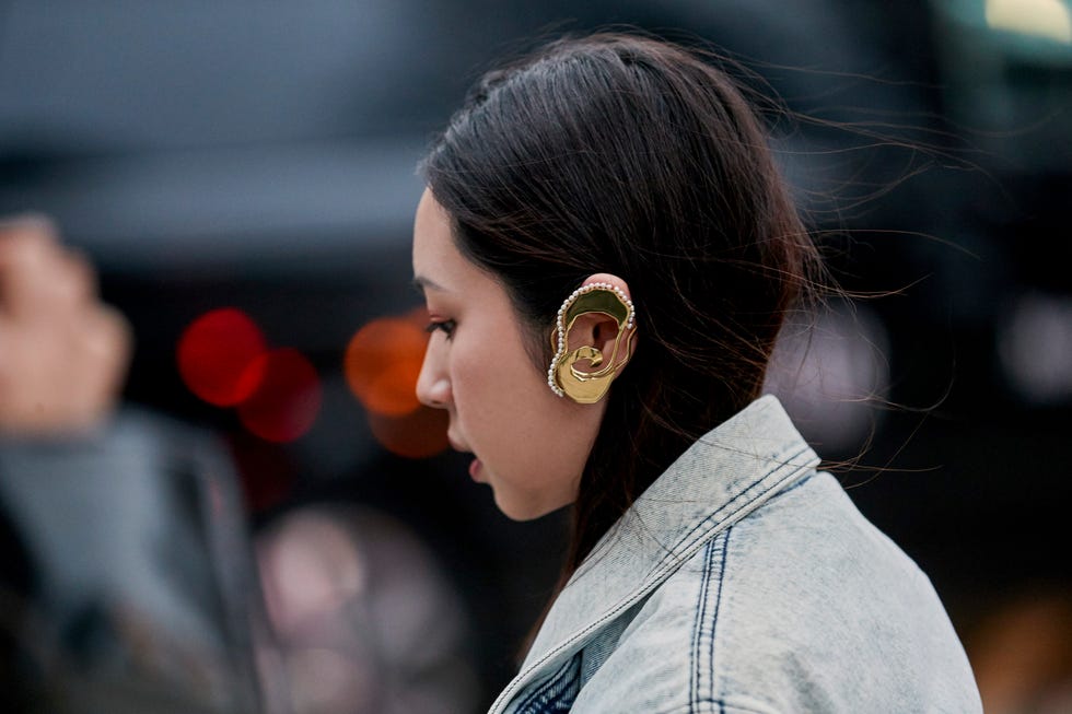 Hair, Ear, Hairstyle, Beauty, Fashion, Nose, Black hair, Organ, Street fashion, Human, 