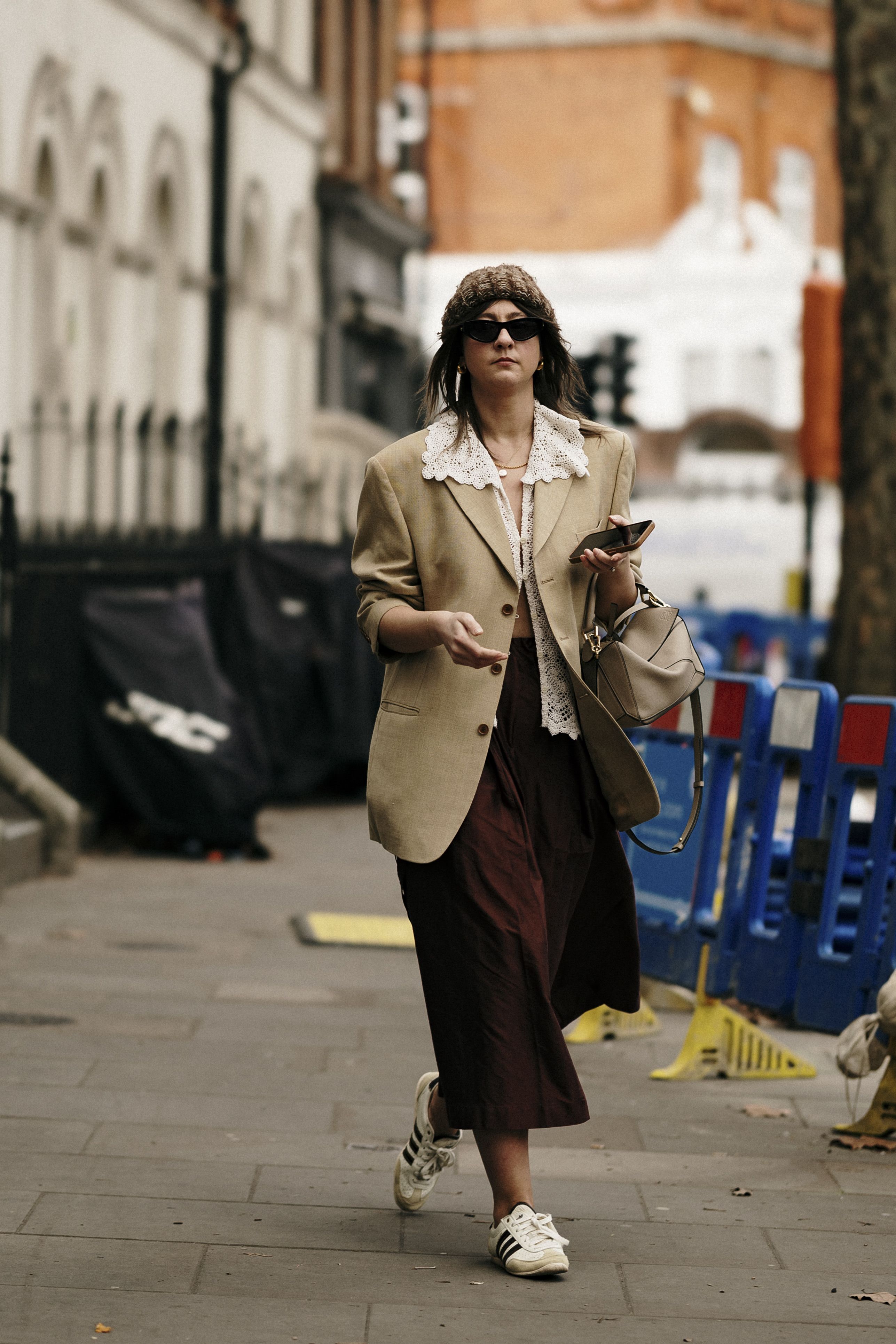 15 looks con zapatillas para ir al trabajo con estilo y c moda