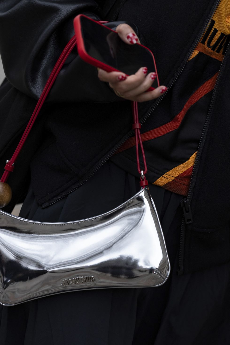 los bolsos de lujo asequibles vistos en el street style de las semanas de la moda