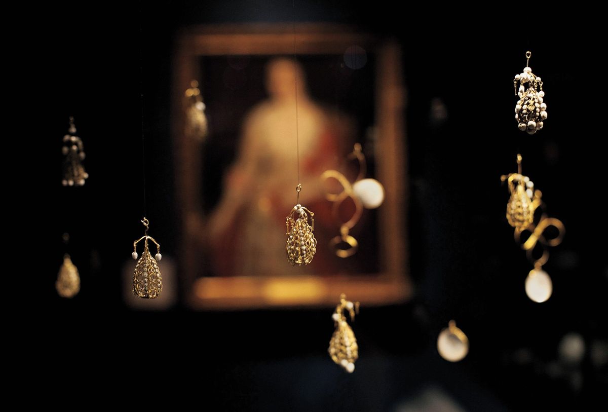Deze gouden zeventiendeeeuwse kooihangers zijn versierd met pareltjes en maken deel uit van de Schat van Cheapside Oorhangers als deze werden ook als sieraden op kleding genaaid