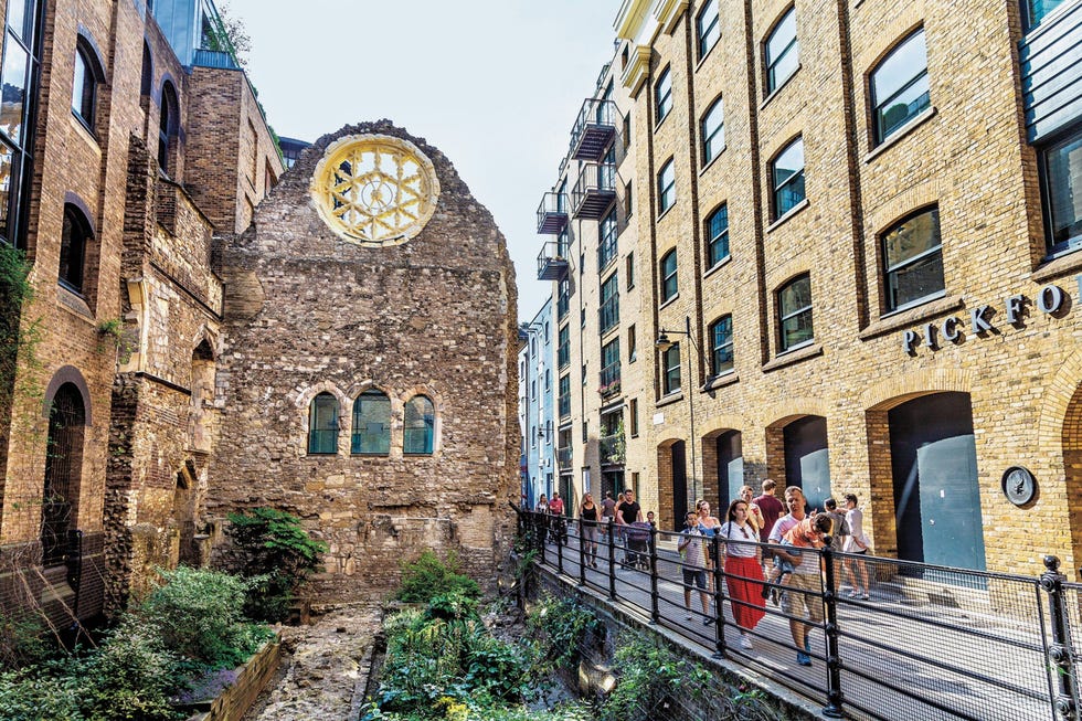 Overblijfselen van het bisschopspaleis van Winchester in Clink Street Southwark dat in de dertiende eeuw werd gebouwd Het rozetvenster van het paleis is nog in volle glorie in een zijmuur van het paleis te bewonderen