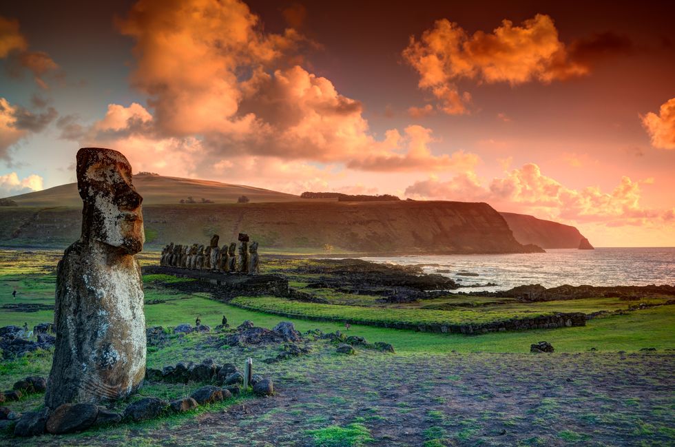 lone moai at tongariki
