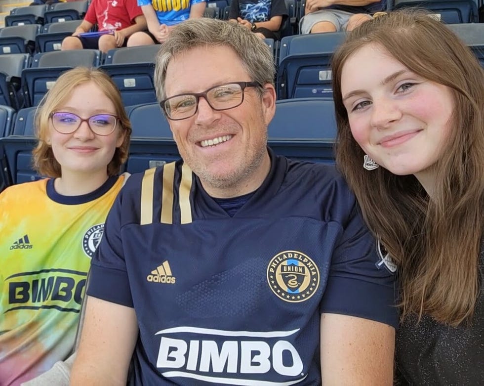 long distance dad jeff bogle an his daughters out supporting the ﻿philadelphia union