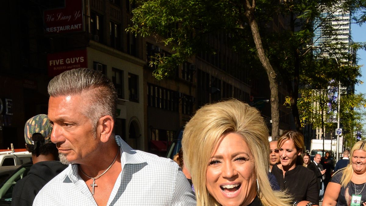 preview for EXCLUSIVE: 'Long Island Medium' Theresa Caputo Reads a Mother and Daughter