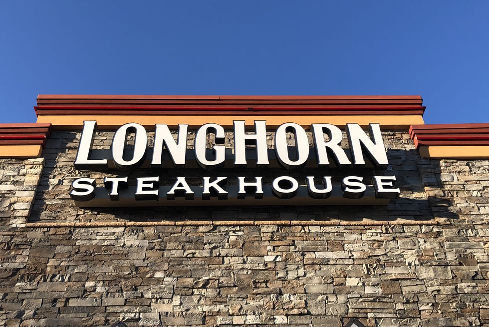 longhorn steakhouse exterior sign, rego park mall, queens, ny