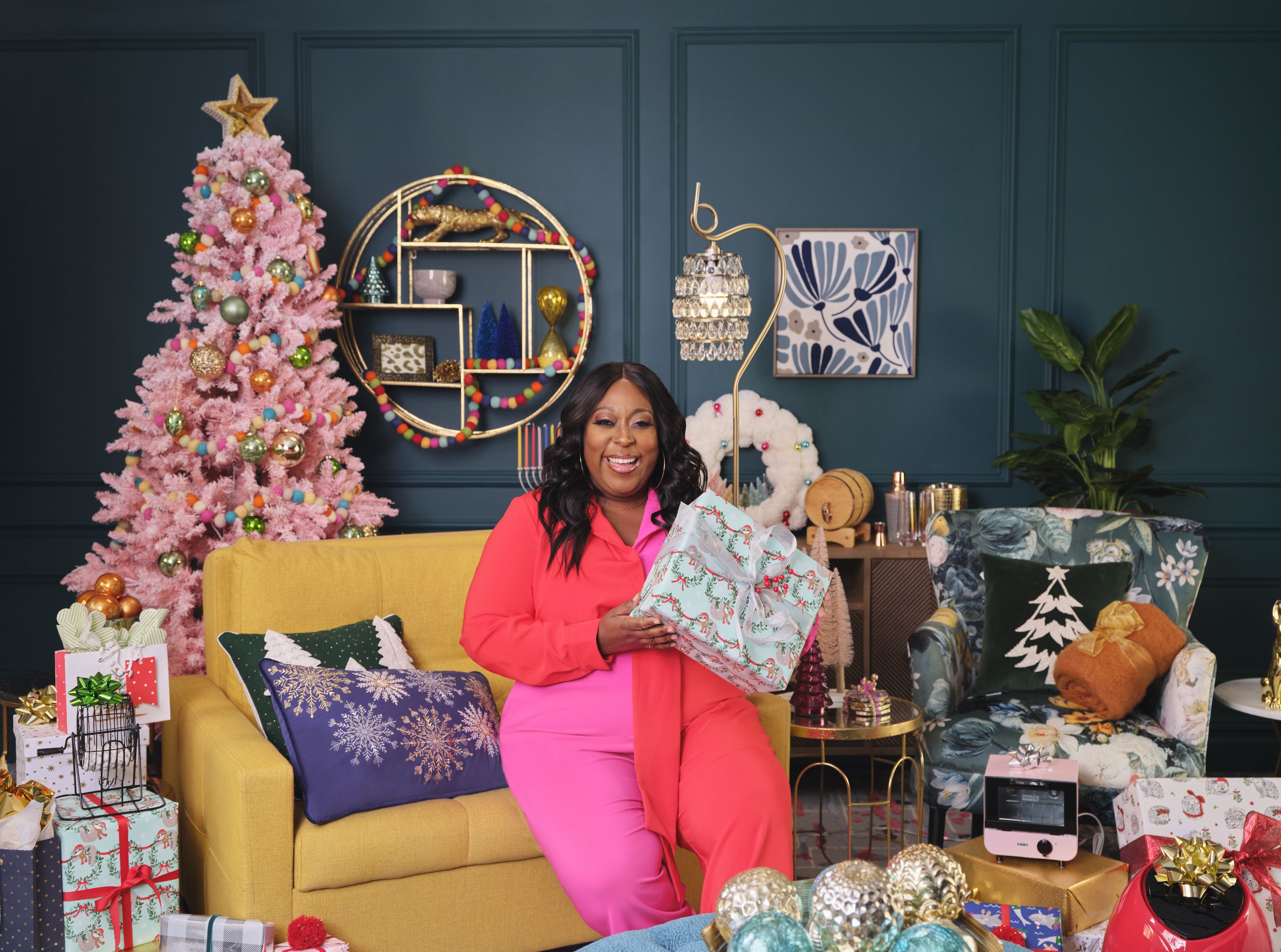 https://hips.hearstapps.com/hmg-prod/images/loni-love-home-goods-1637084940.jpg