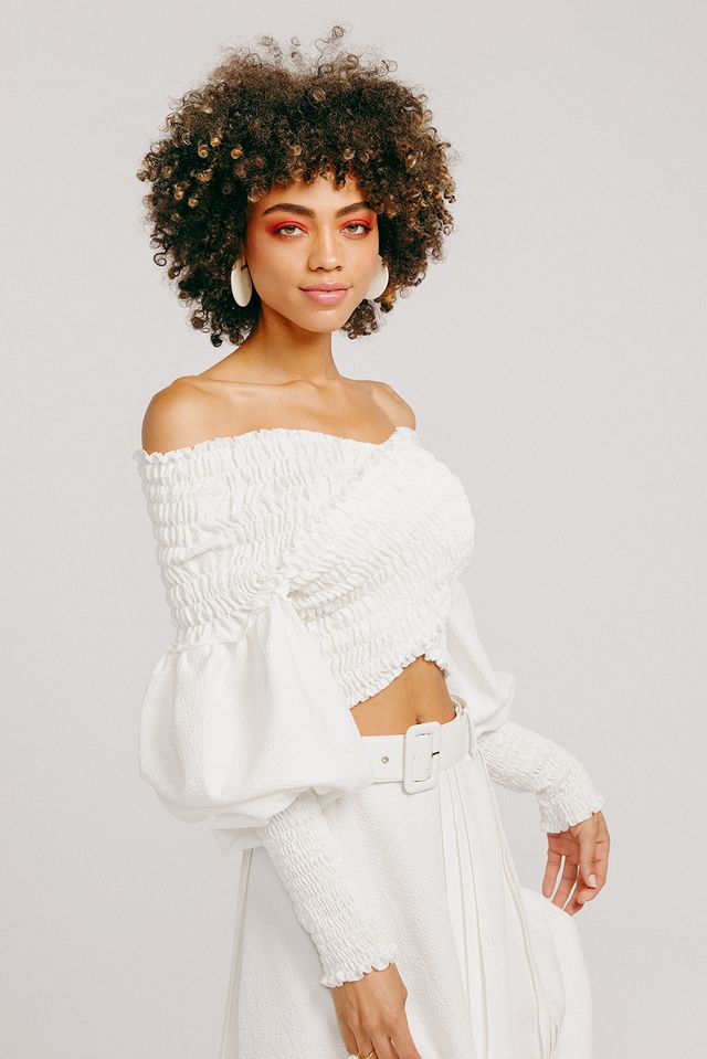 White, Hair, Shoulder, Clothing, Hairstyle, Beauty, Joint, Skin, Afro, Fashion, 