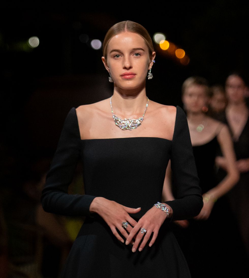 dior print 高級珠寶系列上市，動態珠寶工藝呈現高訂禮服之美