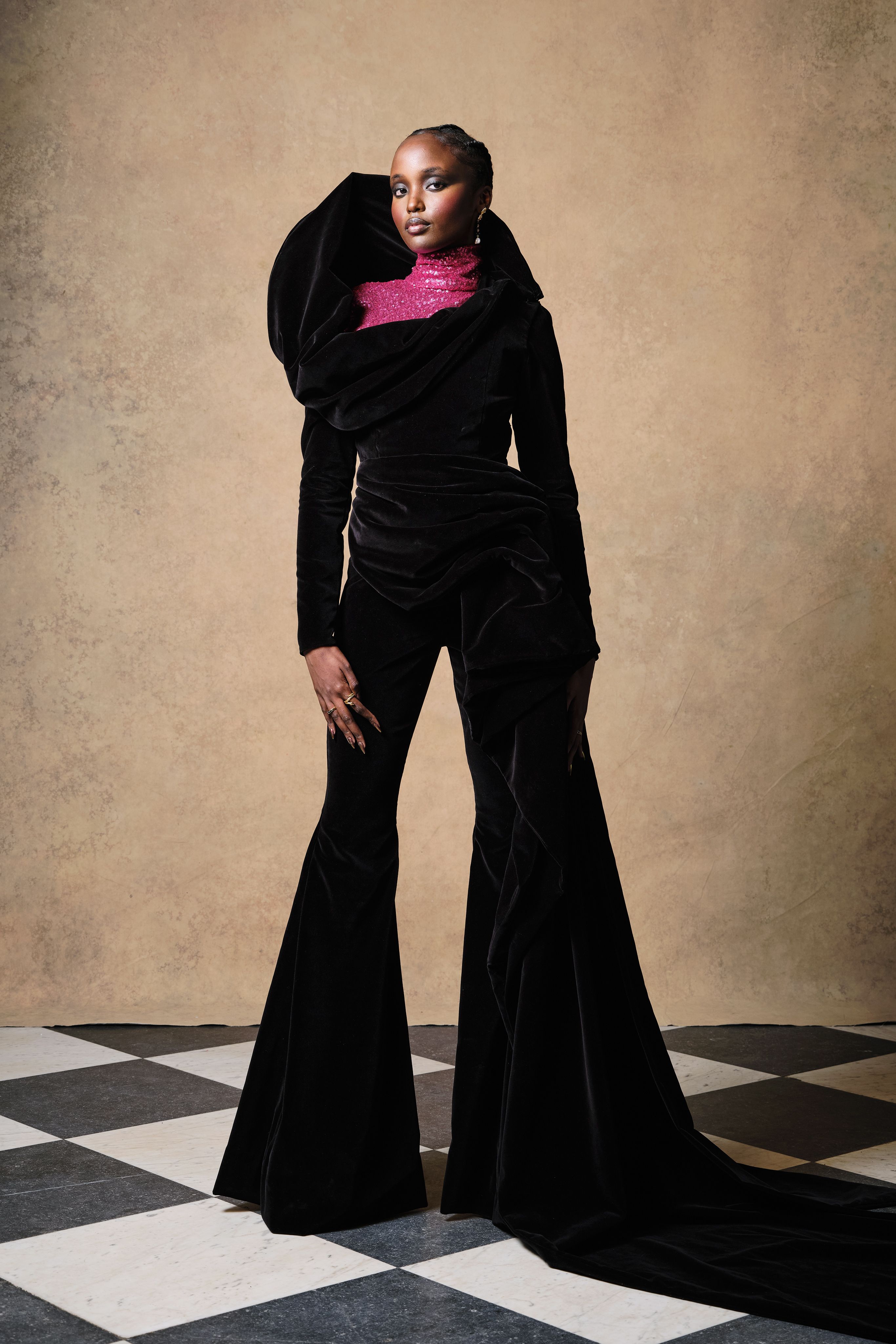 New work exclusively for @modernluxury @heriethpaul wears the graphic and  the bold noir looks of the season for “Shape…