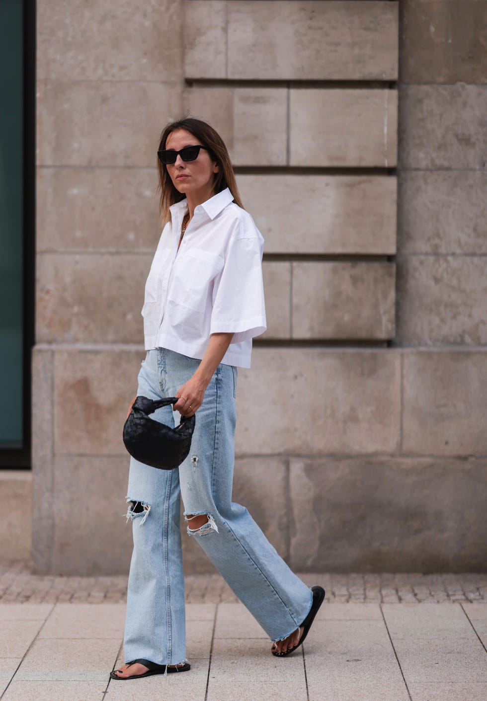 Pantalones vaqueros y camisa blanca: de básico a tendencia