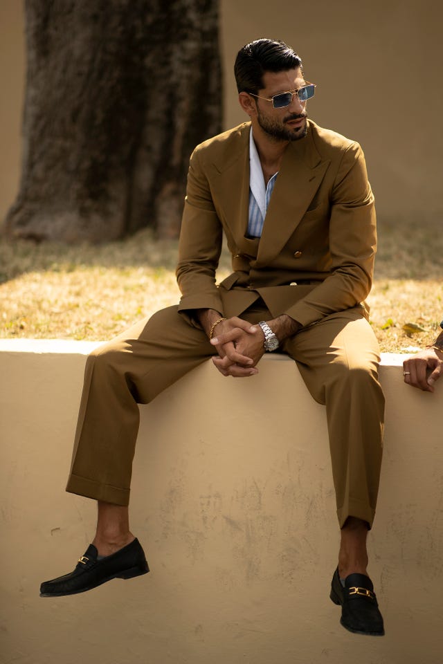 hombre con traje de verano sin corbata