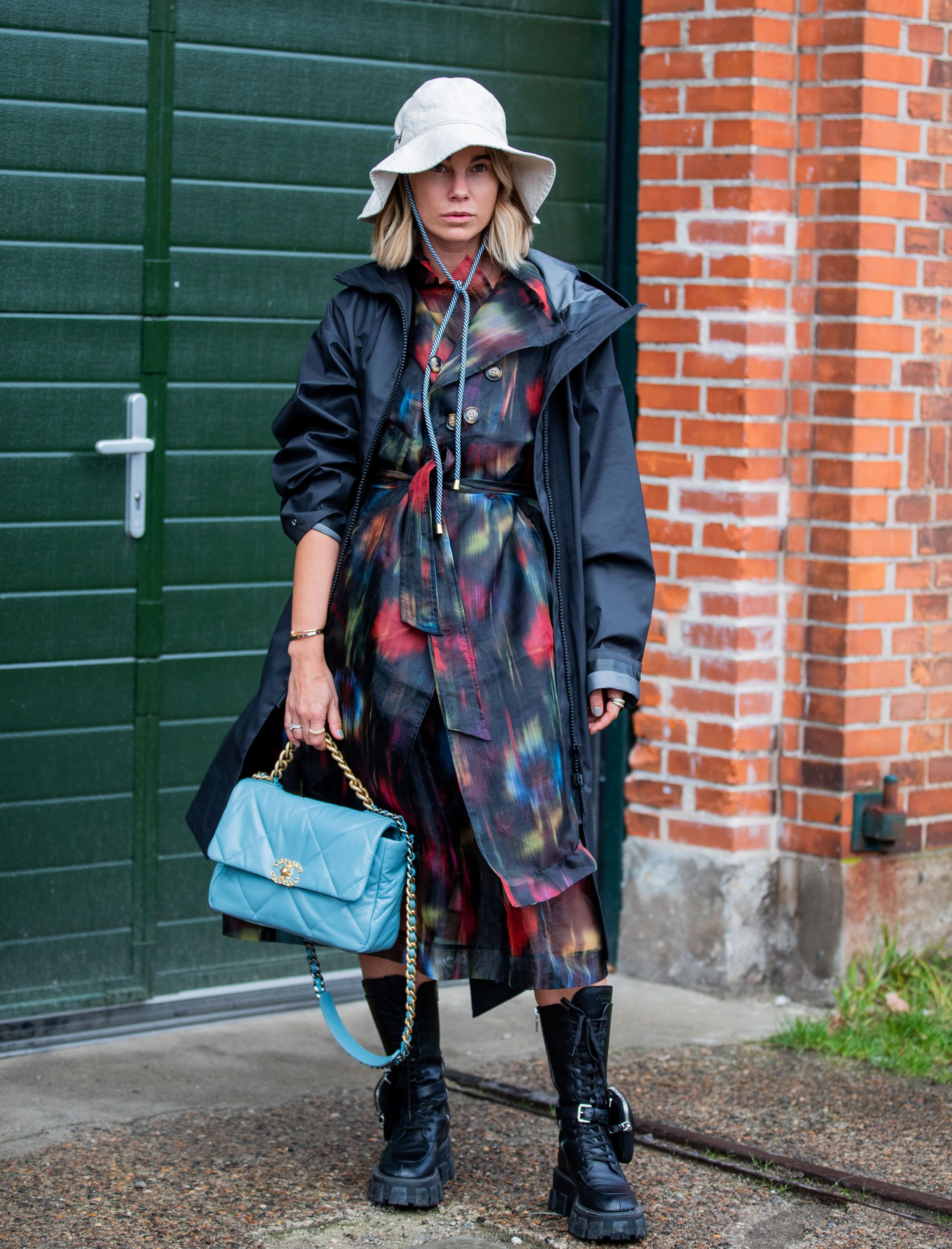 Looks de mujer con botas militares planas de suela alta track