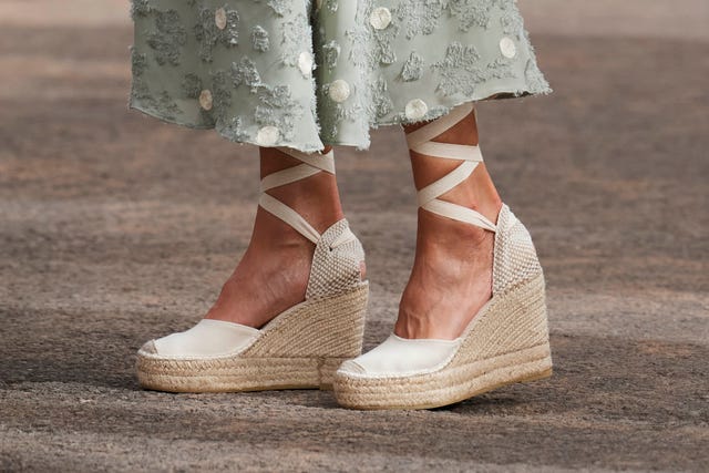 look con alpargatas de cuña