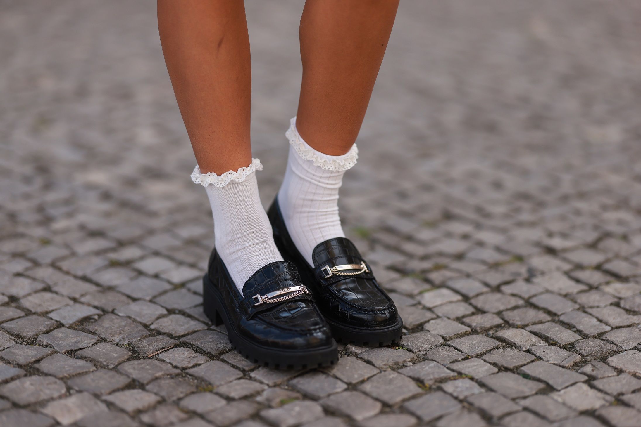 eximir Entretener documental Cómo llevar los mocasines con calcetines blancos este otoño
