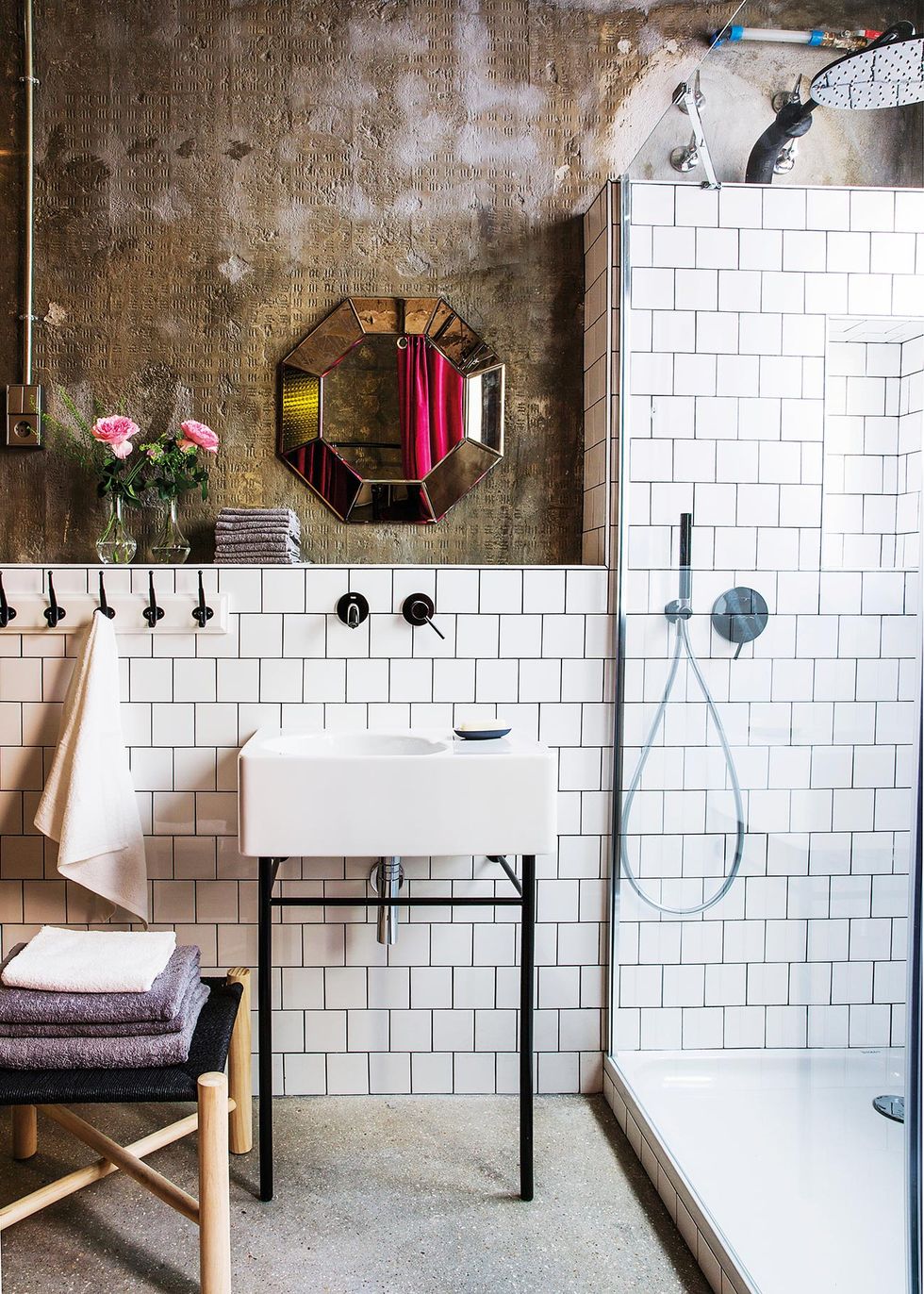 30 ideas con estilo para decorar las paredes de baños modernos