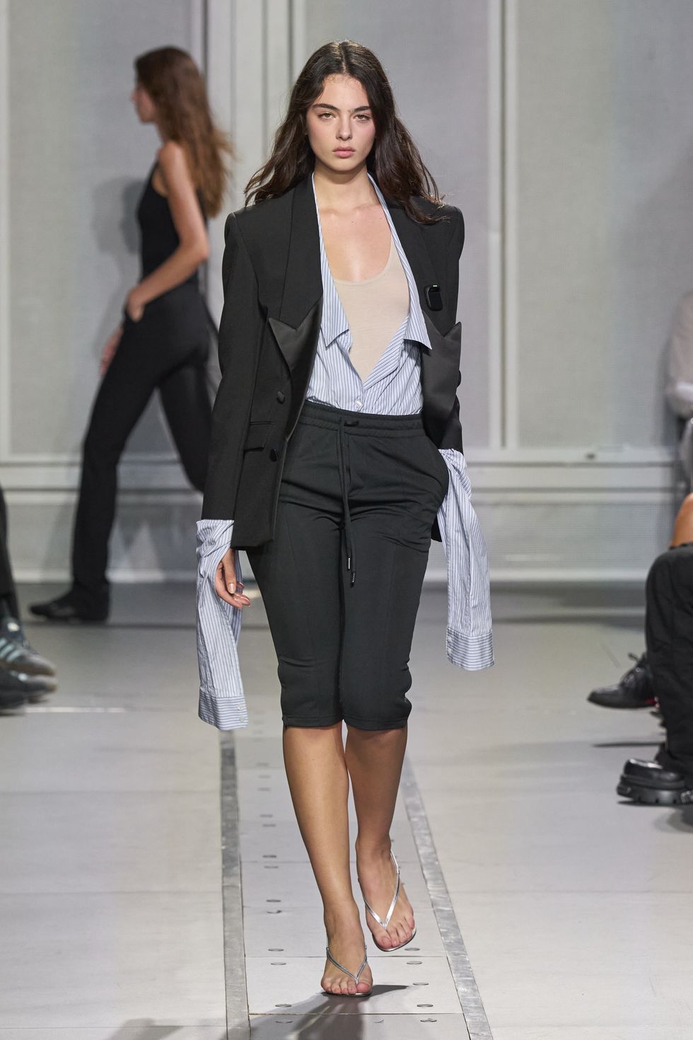 look paris fashion week deva cassel foto sfilate moda 2024