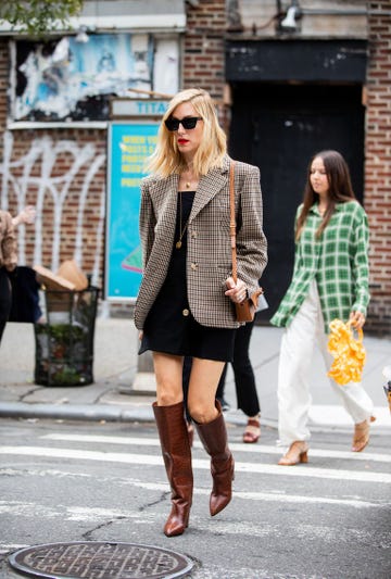 Vestido negro, blazer y botas