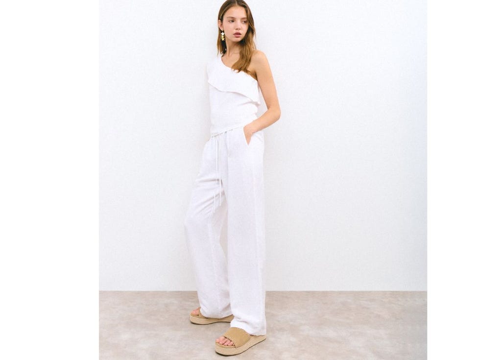 look en blanco con sandalias
