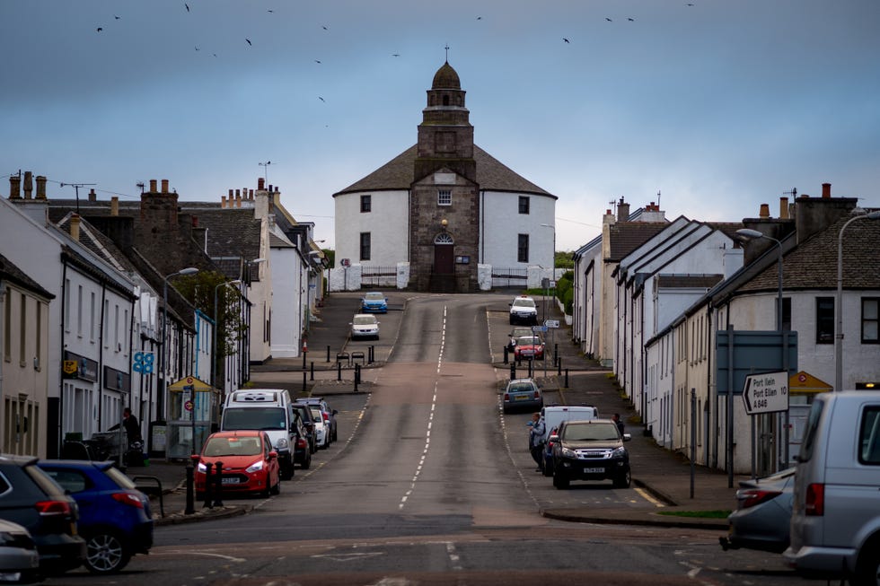 looking up the hill in the village of bowmore to the round church