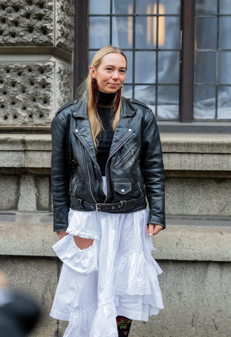 looks a capas layering suéter cuello alto sobre vestido blanco