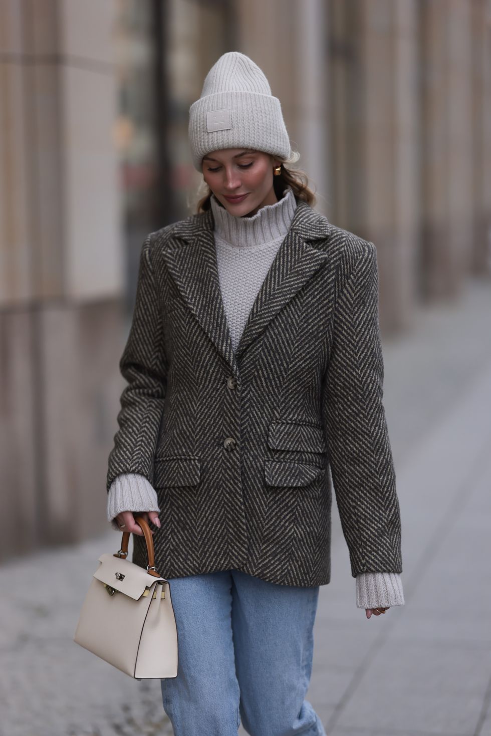 Moda Invierno 2019 Europa  Look com gorro, Looks inverno feminino