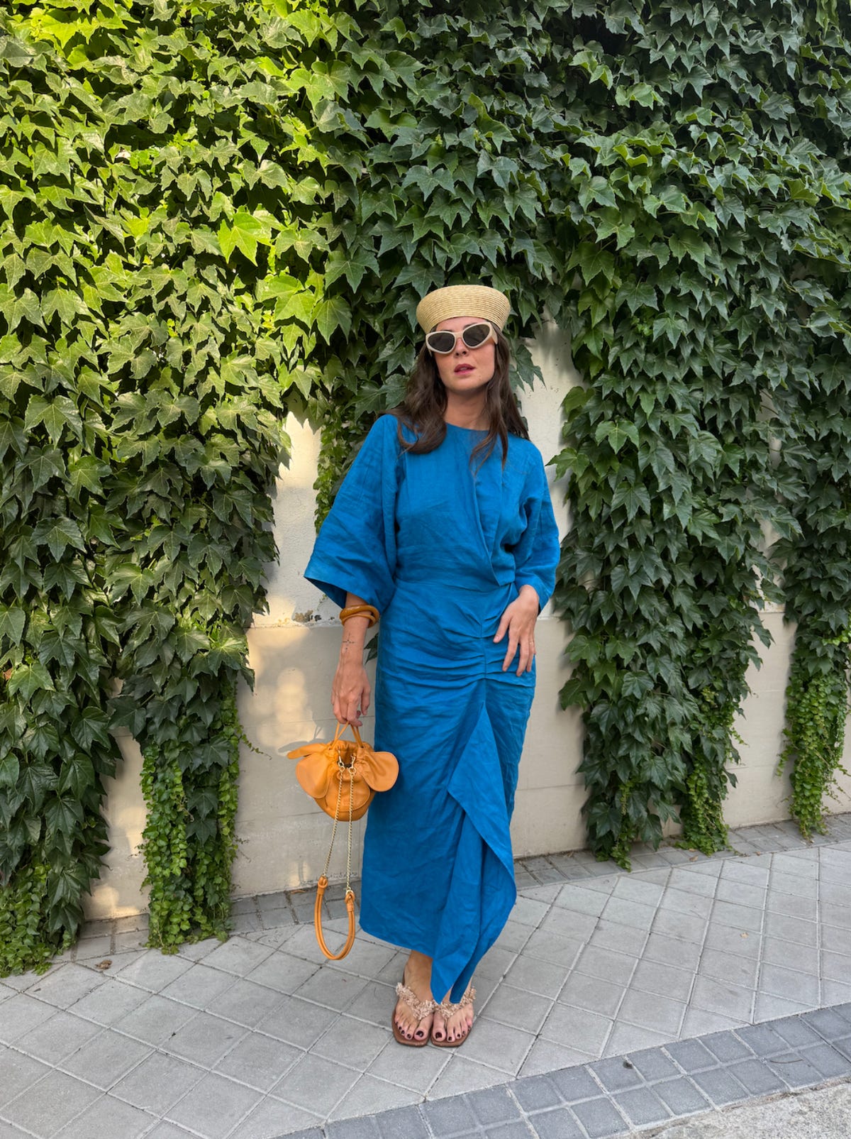 Descubre el Elegante Pillbox de Rafia: Tendencia de Moda para el Verano 2025