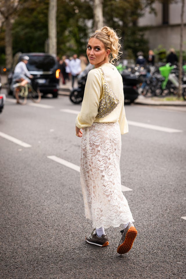 look con falda y zapatillas