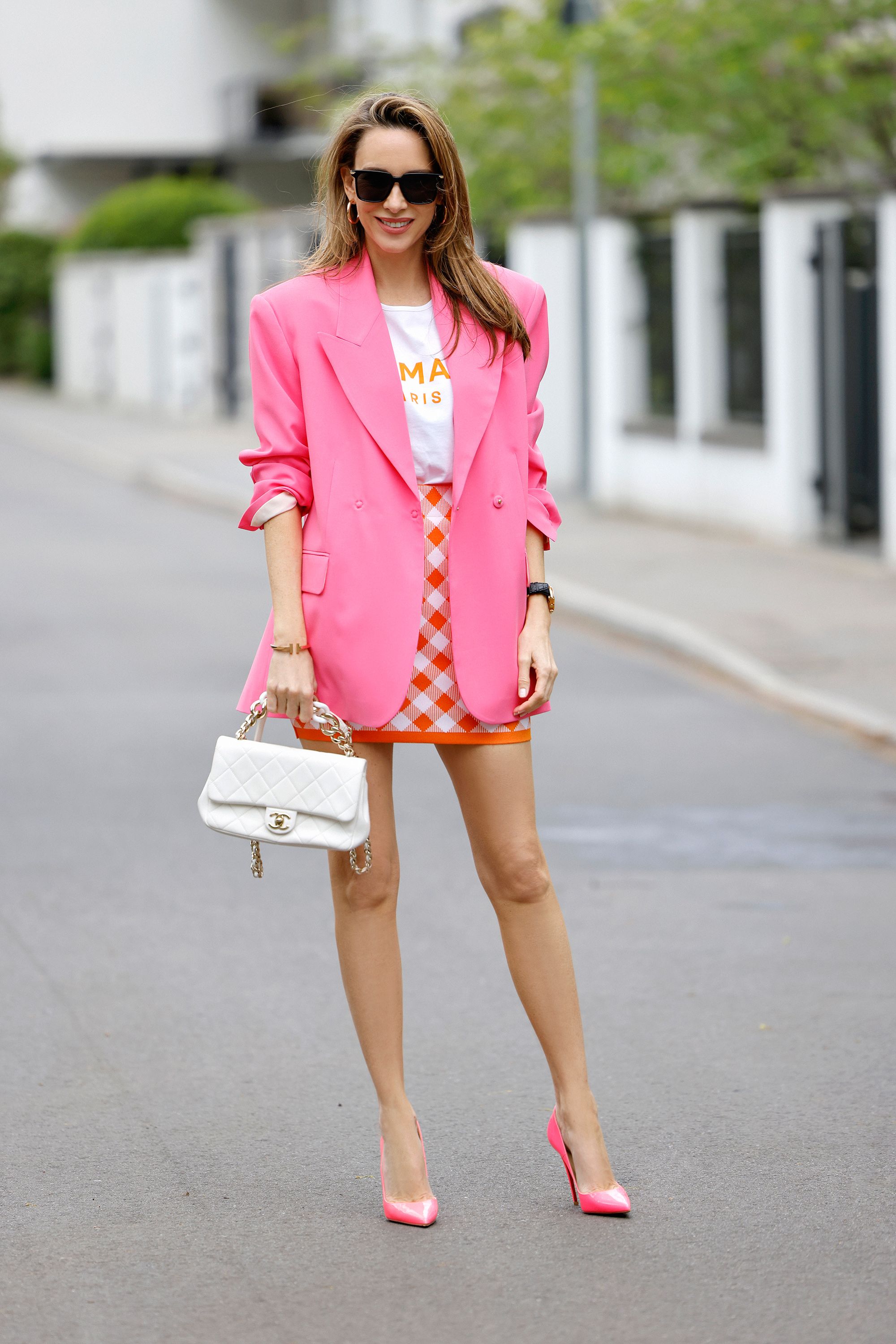 Cómo combinar el color rosa vestir con estilo