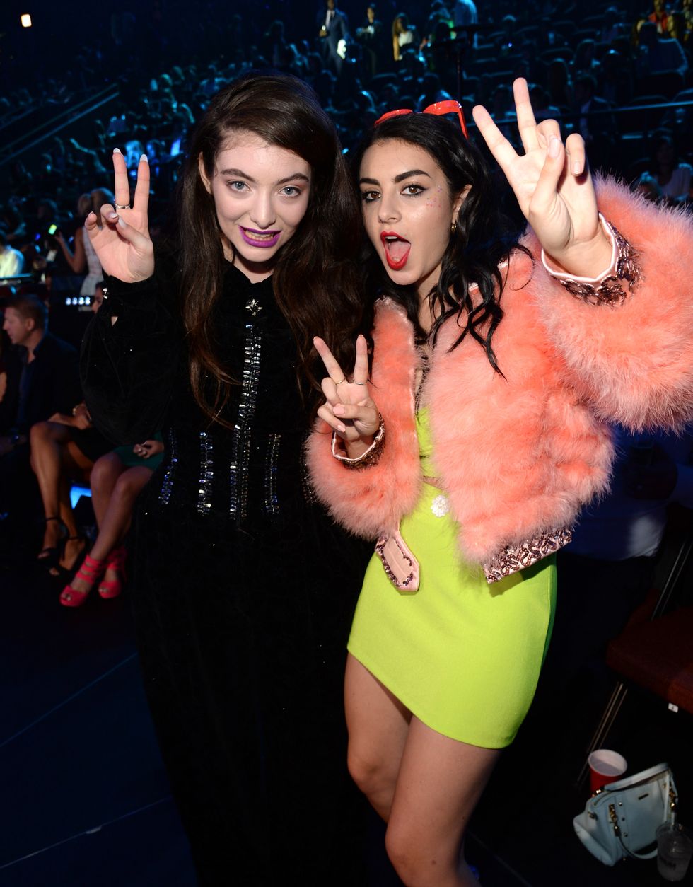 lorde and charli xcx at the 2014 mtv video music awards