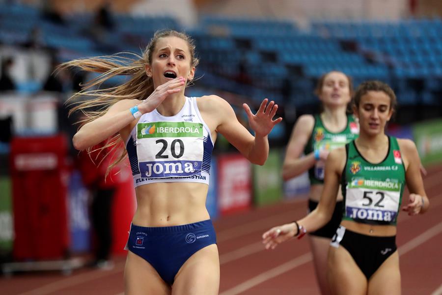 la atleta lorea ibarzabal i, entra vencedora en la prueba de 800 metros, este domingo durante el campeonato de españa de atletismo en pista cubierta