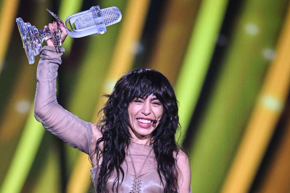 Loreen hält nach ihrem Sieg für Schweden die Eurovision 2023-Trophäe in der Hand