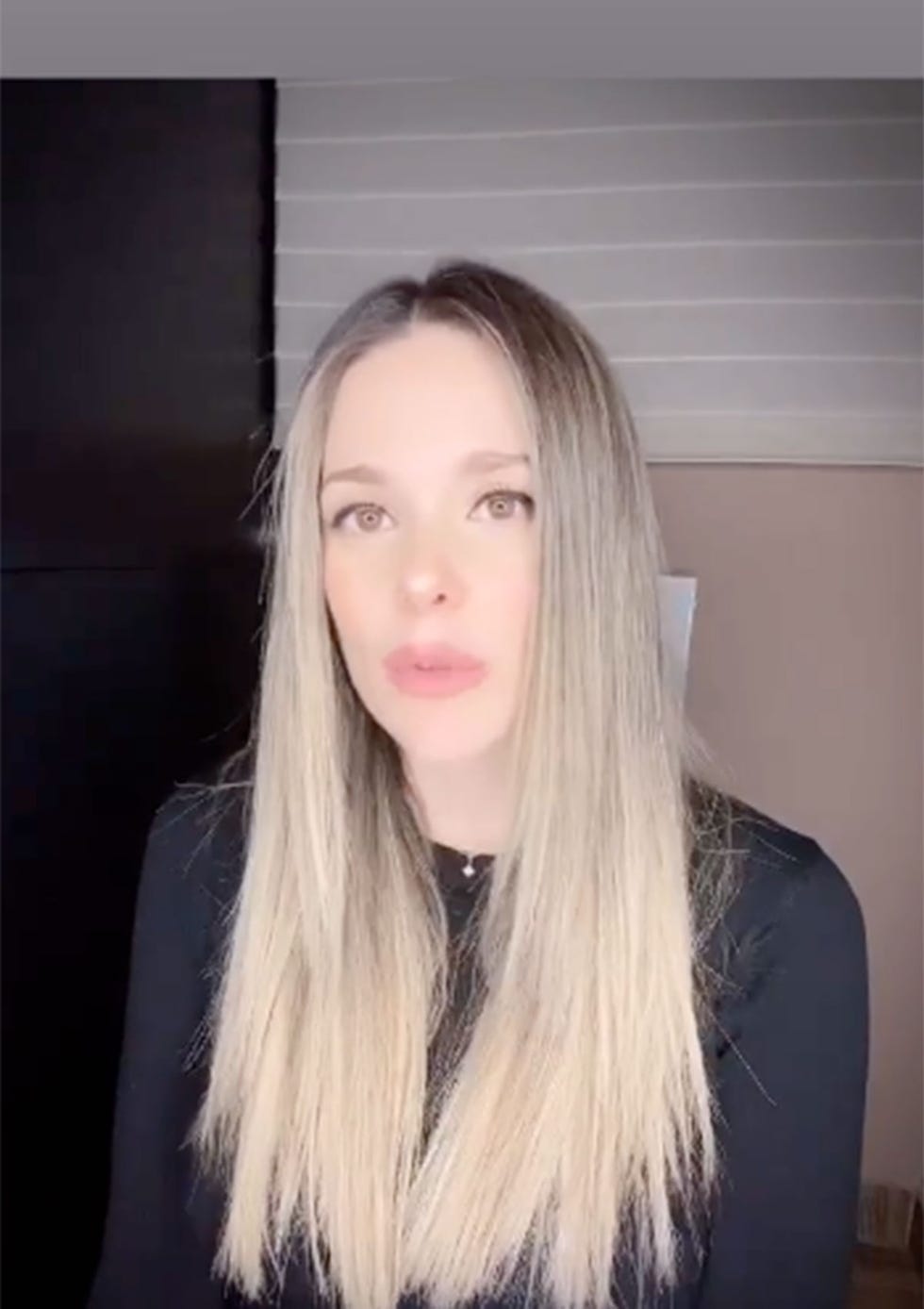 Lorena Gómez, muy emocionada, interpreta una canción para sus seguidores.