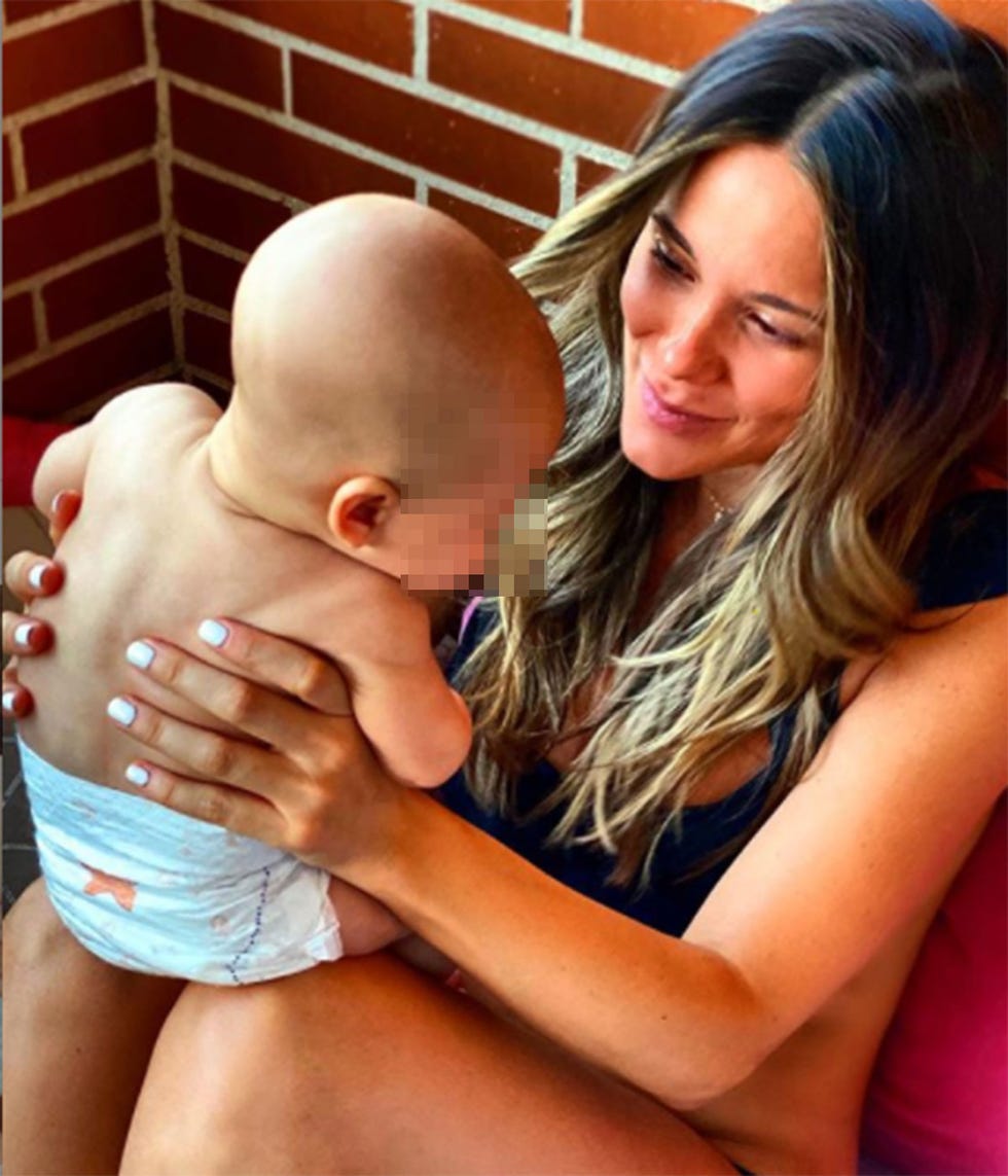 lorena gómez comparte el primer día de piscina de su hijo