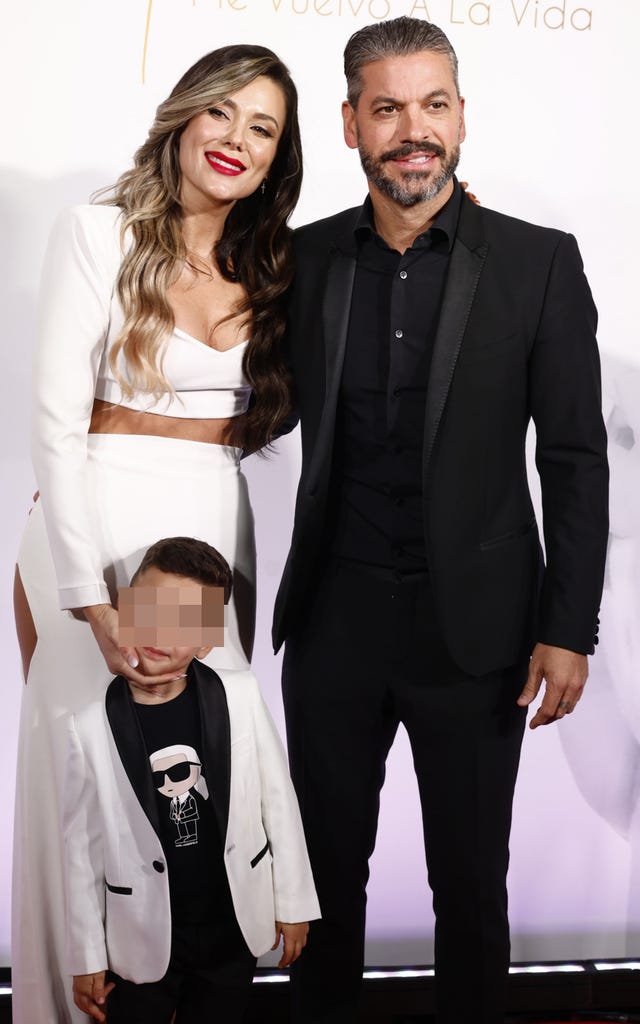 el hermano de sergio ramos y su hijo apoyan a la cantante en la presentacion de su disco