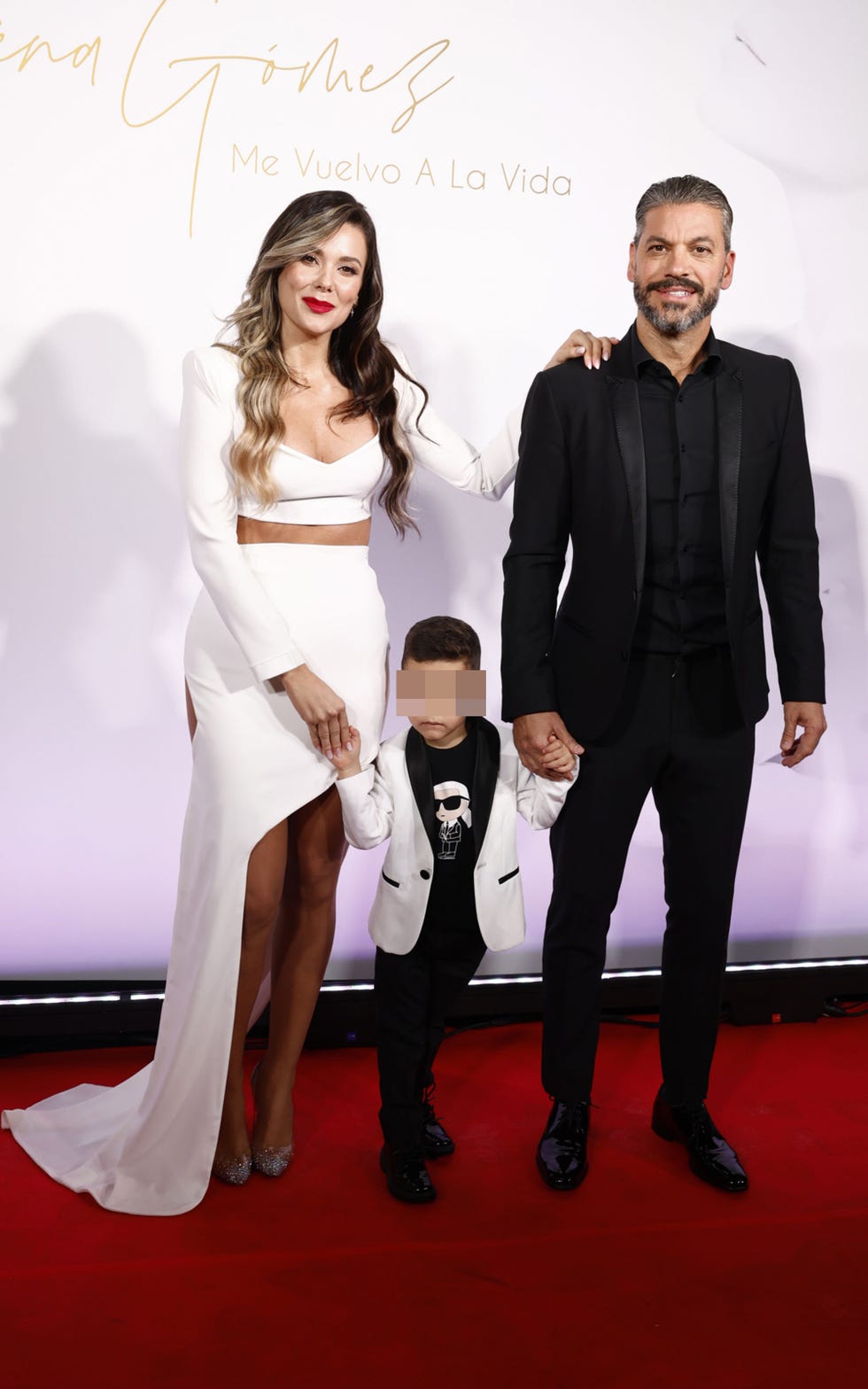 la cantante con su pareja y su hijo en la presentacion de su disco