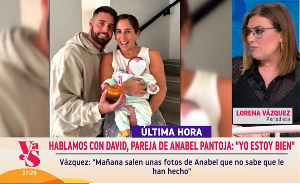 la periodista con una imagen de anabel pantoja y david rodriguez con su hija alma