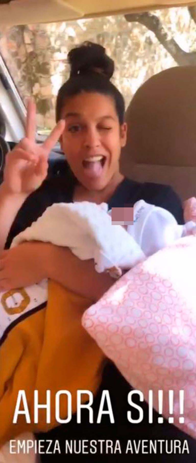 Lorena Castella con su hijo tras ser dado de alta