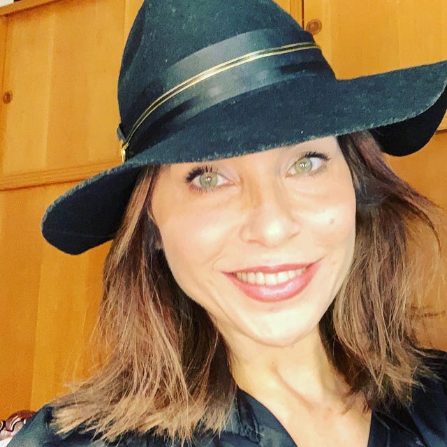 lorena meritano con sombrero