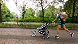 uomo spinge passeggino corsa