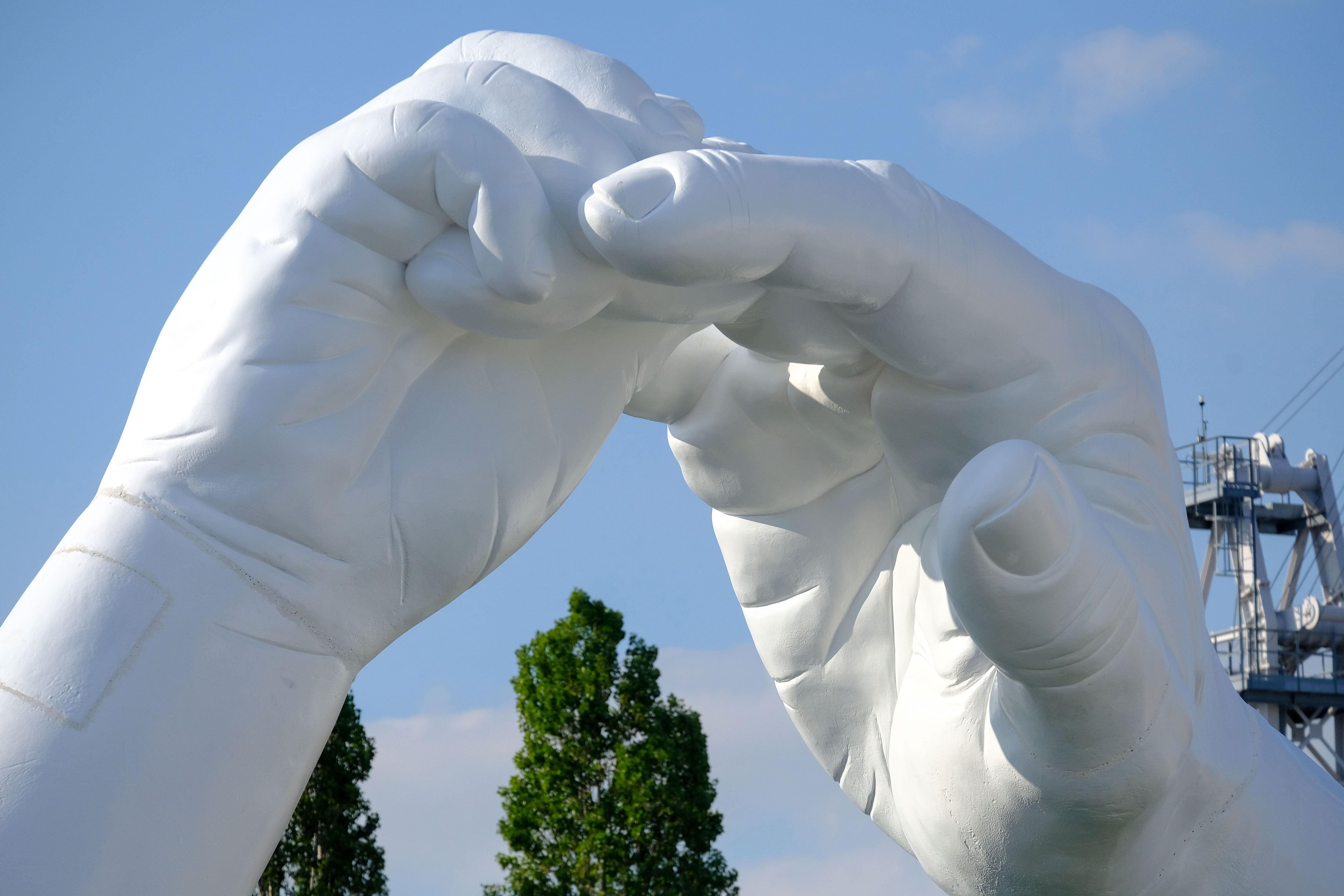 Las manos gigantes de Lorenzo Quinn - Las esculturas del artista Lorenzo  Quinn