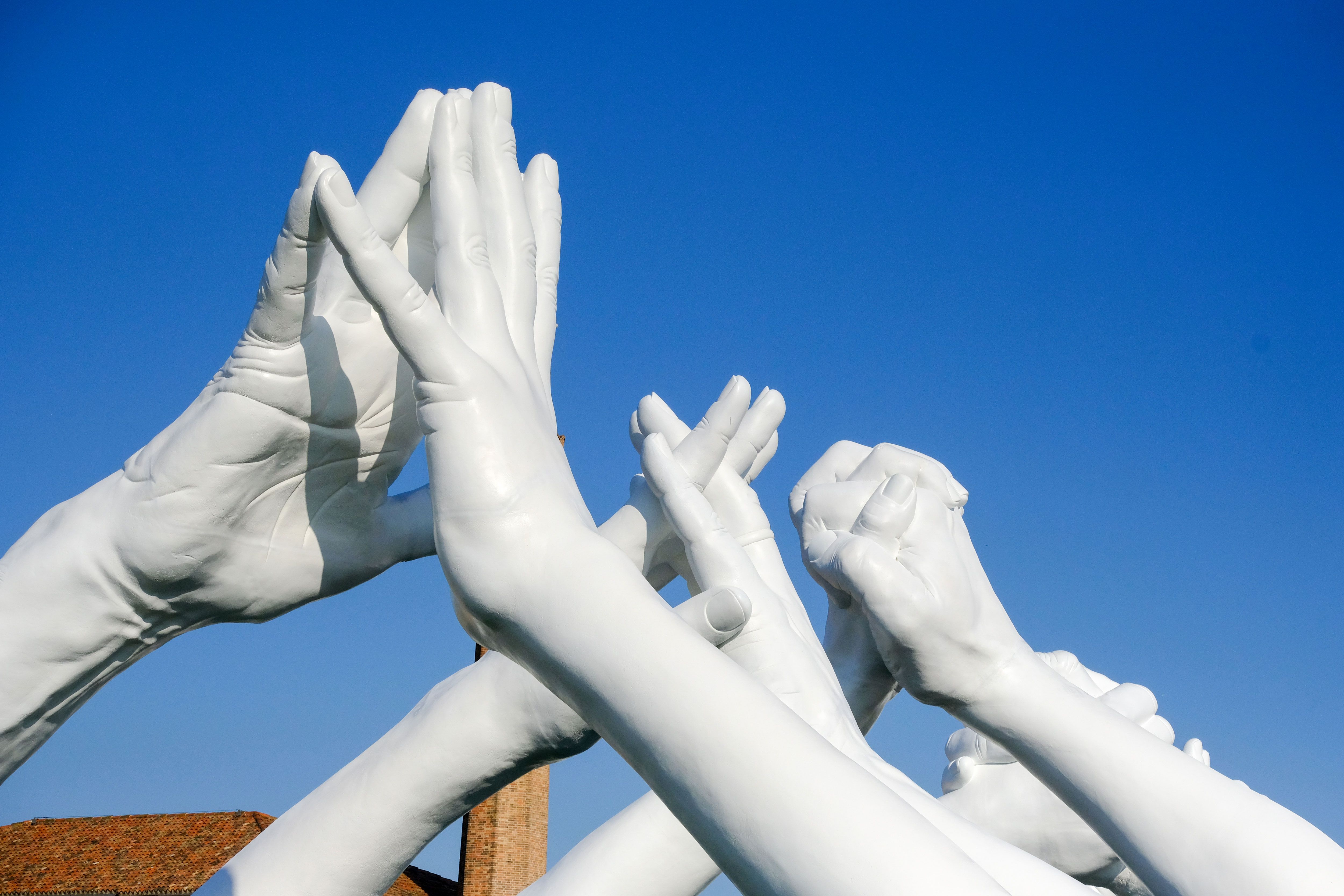 Las manos gigantes de Lorenzo Quinn - Las esculturas del artista