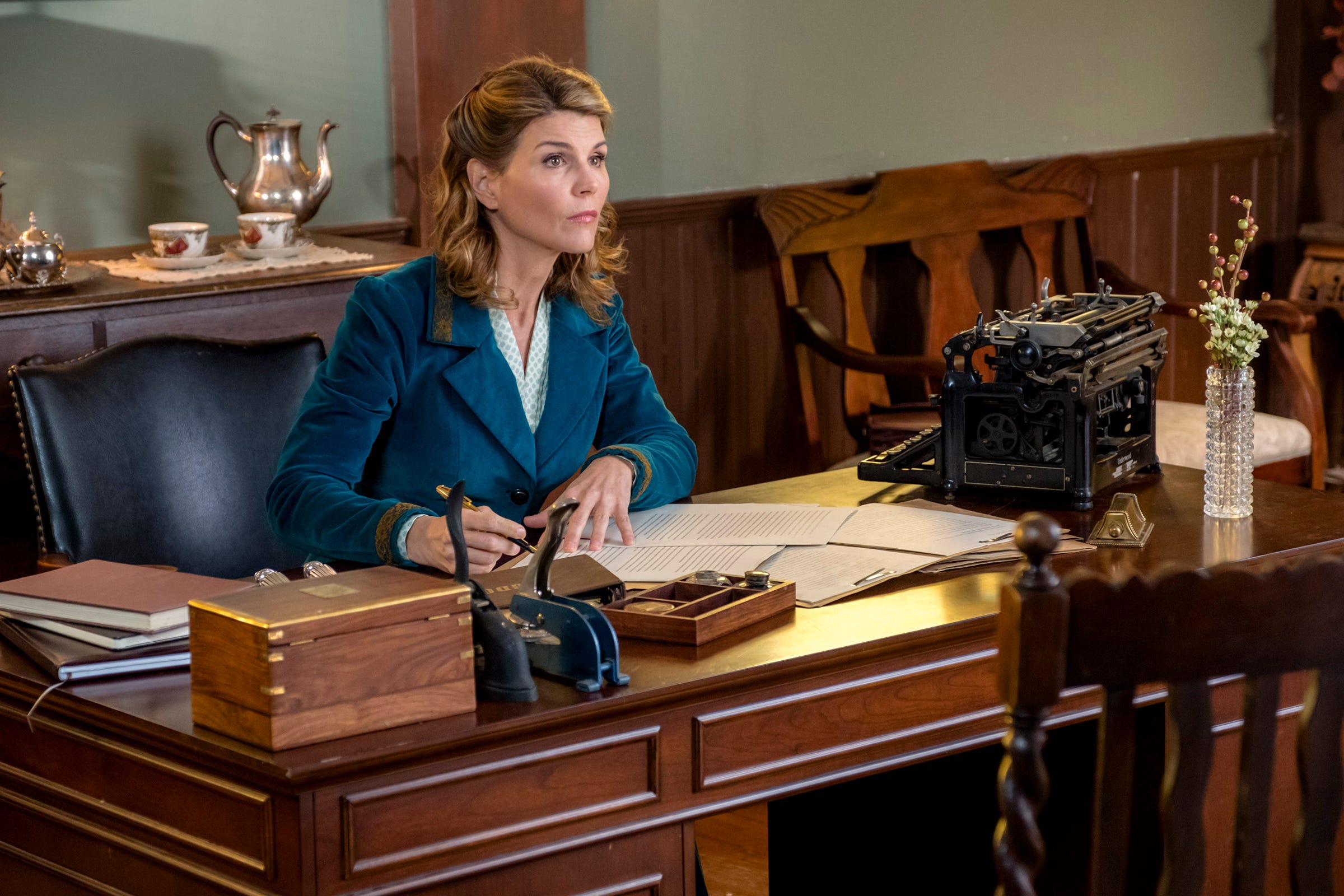 https://hips.hearstapps.com/hmg-prod/images/lori-loughlin-wcth-1553096052.jpg?crop=1xw:0.84375xh;center,top