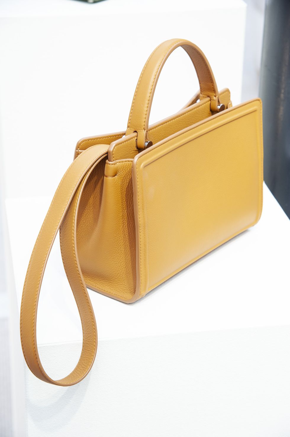 Handbag, Bag, Fashion accessory, Tan, Leather, Yellow, Beige, Shoulder bag, Kelly bag, Material property, 