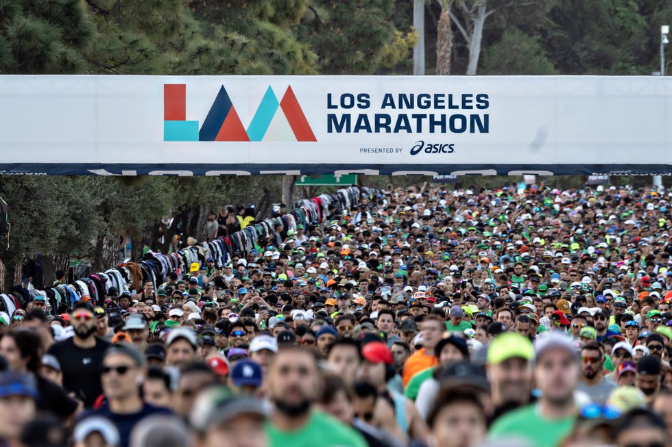 runners start the 39th los angeles marathon at dodger stadium