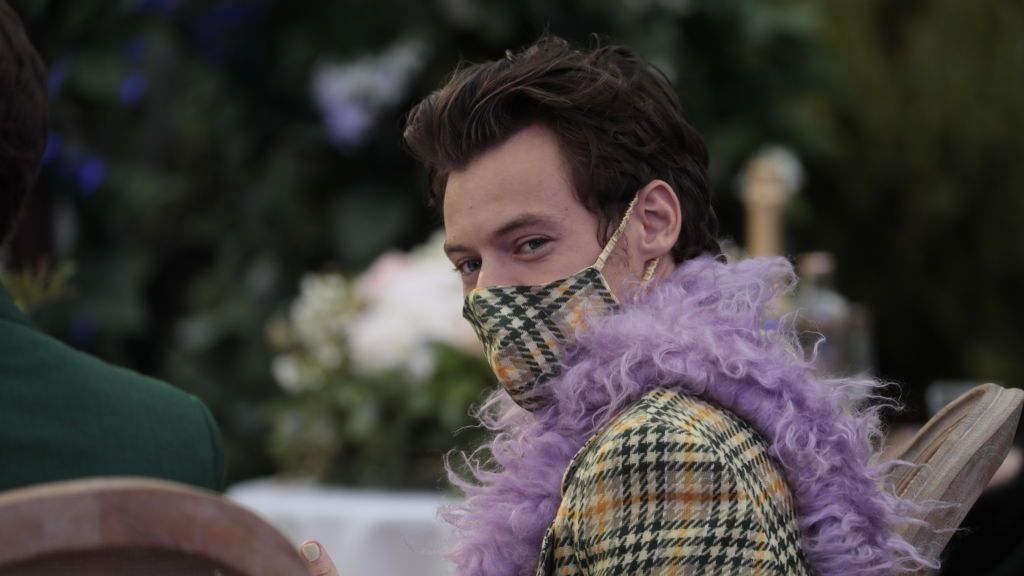 preview for Fans Compare Shawn Mendes' 'Summer Of Love' To Harry Styles 'Golden' Video!
