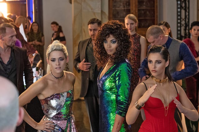 kristen stewart, ella balinska y naomi scott, con vestidos de fiesta como sabina, jane y elena, sus personajes en la película de 2019 los ángeles de charlie