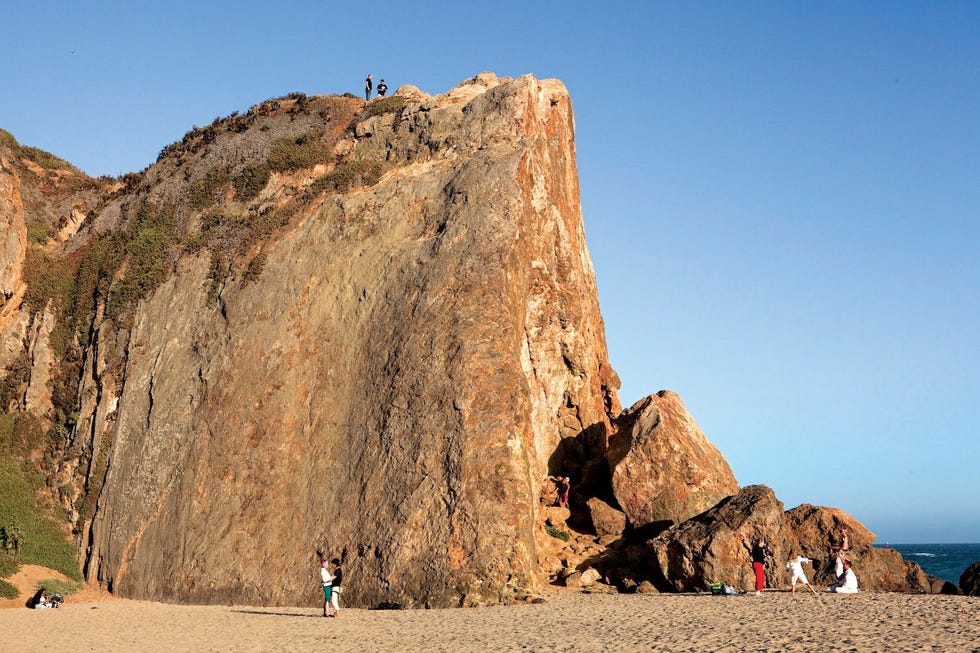 Op Malibu strand te bereiken via de Pacific Coast Highway lijkt Los Angeles heel ver weg te zijn