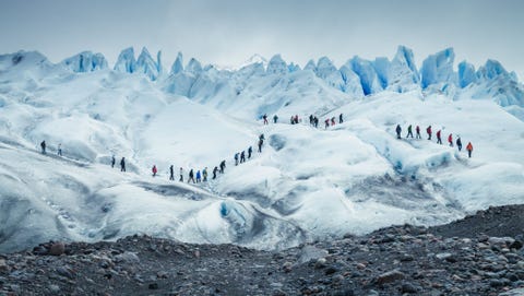 Los Glaciares National Park, Argentina Nationaal Park Los Glaciares Argentini Ongeveer de helft van Nationaal Park Los Glaciares in het Argentijnse deel van Patagoni is bedekt met gletsjers Bezoekers kunnen het indrukwekkende proces van gletsjerwerking met eigen ogen zien bij de Perito Morenogletsjer die uitmondt in Lago Argentino